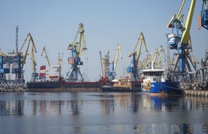 Окупанти вивезли десятки тисяч тонн зерна через порт Маріуполя