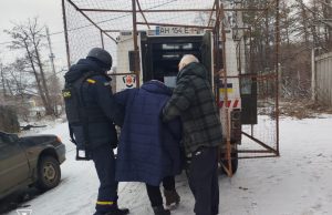 Між Лиманом і Святогірськом евакуаційники «ФЕНІКСа» доправили травмовану жінку до лікарні