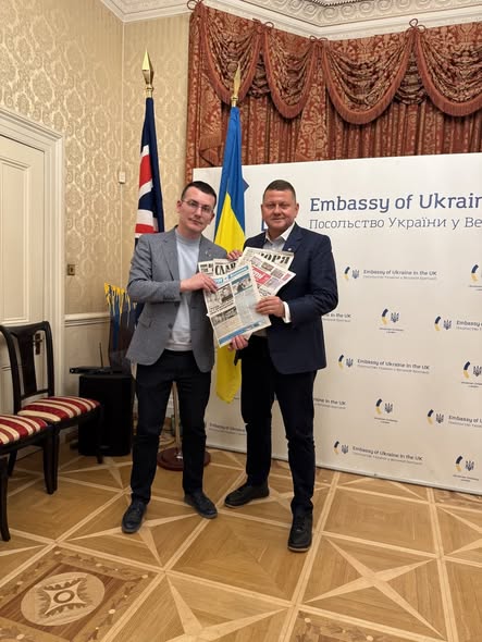 Залужний Томиленко с газетою Зоря