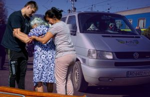 Евакуація під вогнем: мешканці півночі Донеччини масово залишають небезпечні громади